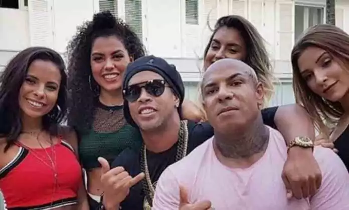 1527166041ronaldinho casa con dos mujeres 1527164910446